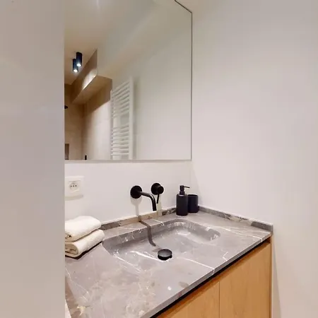 Lush 3bed/3bath Penthouse W Deck شقة