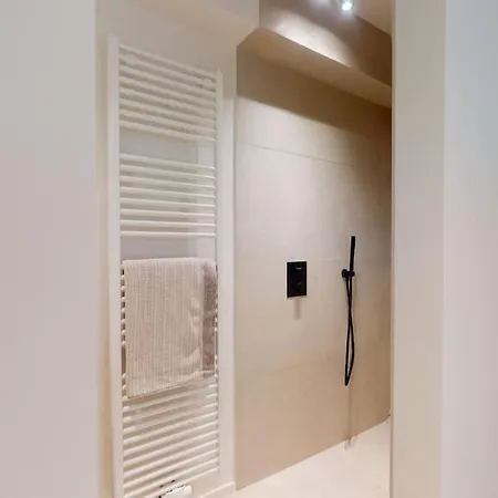Lush 3bed/3bath Penthouse W Deck Lejlighed