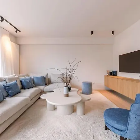 Lush 3bed/3bath Penthouse W Deck شقة