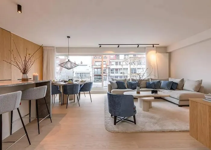 Lush 3bed/3bath Penthouse W Deck