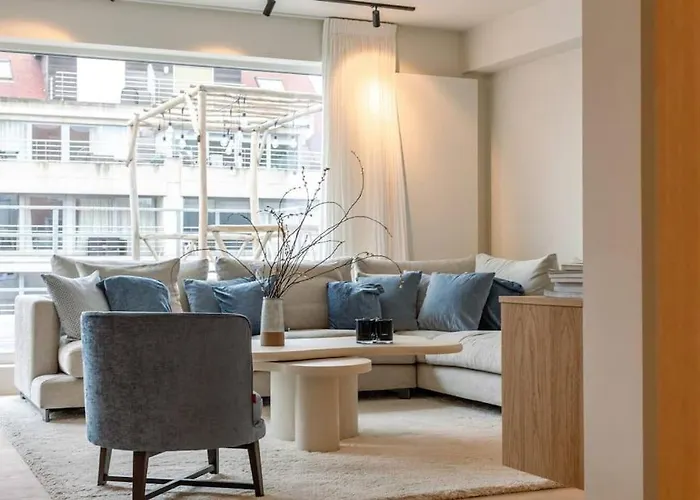 Lush 3bed/3bath Penthouse W Deck Apartment *