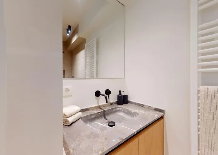 Lush 3bed/3bath Penthouse W Deck Apartment