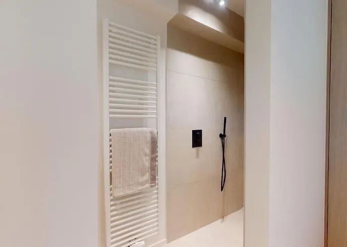 Lush 3bed/3bath Penthouse W Deck Apartment