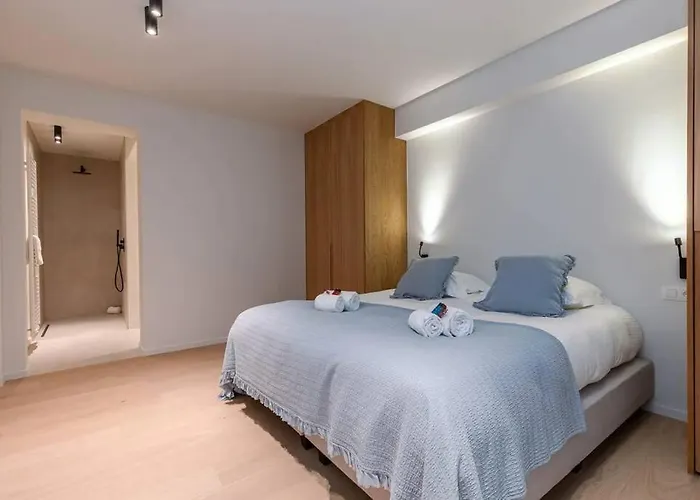 Lush 3bed/3bath Penthouse W Deck Apartment *