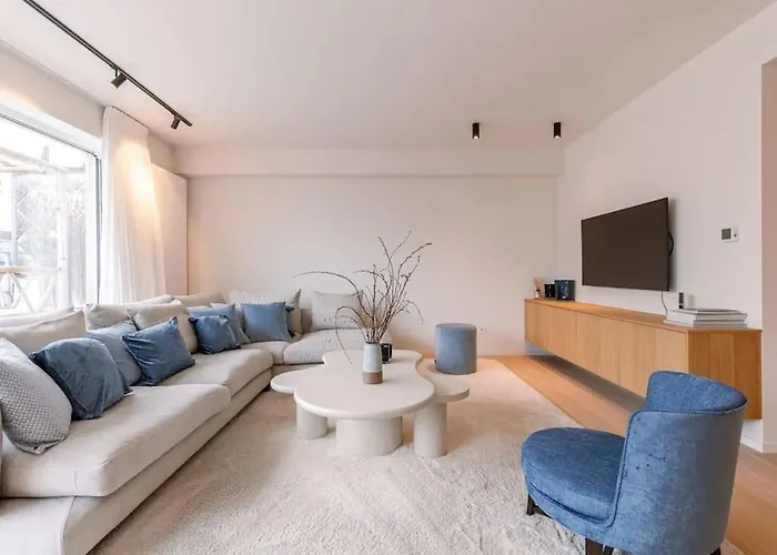 Lush 3bed/3bath Penthouse W Deck Apartment